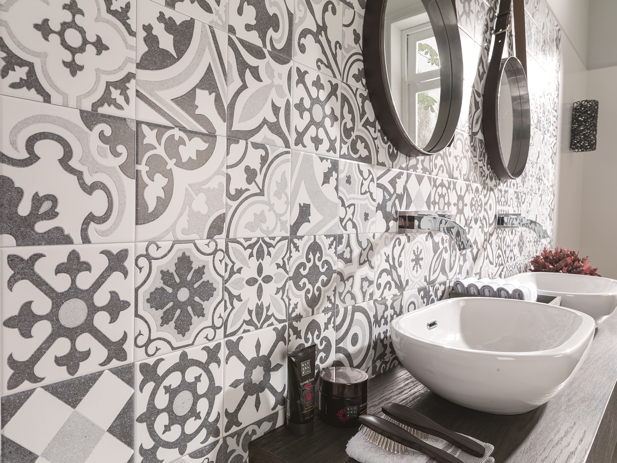 Идея дизайна: керамическая настенная плитка в ванной комнате | JacobDelafon