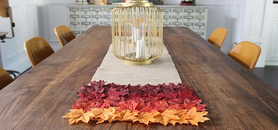 Сезонный декор: скатерть-дорожка из мешковины и осенних листьев. Мастер-класс