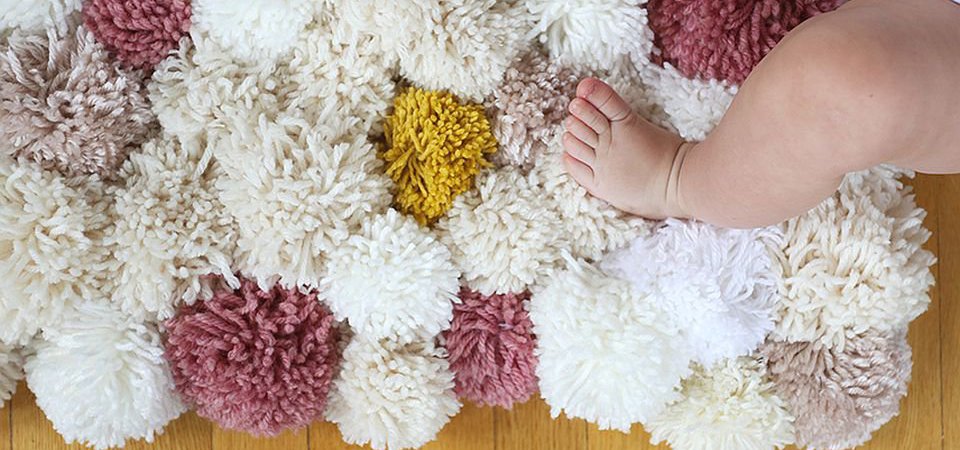 «Хризантемы» на полу, или Как сделать коврик из помпонов своими руками