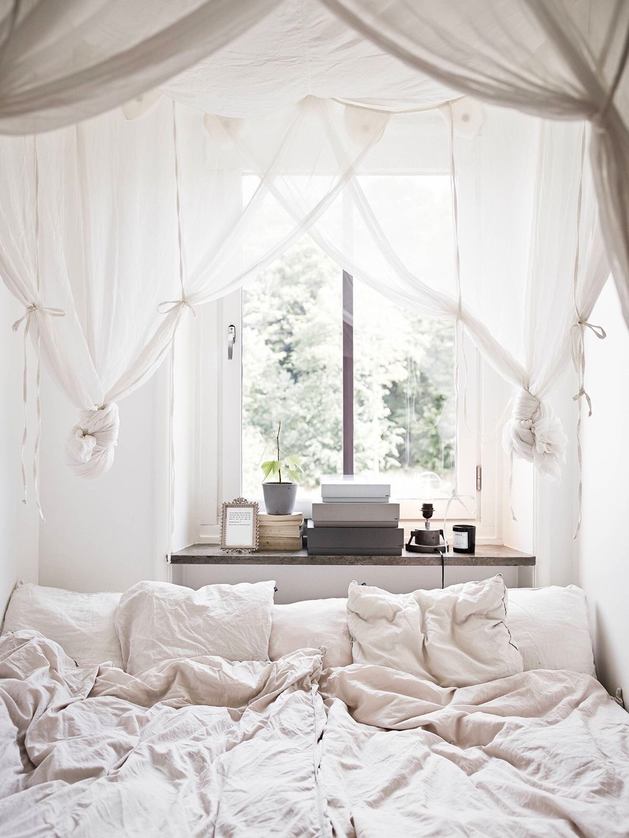 Спальня в цветах: серый, светло-серый, белый. Спальня в стилях: скандинавский стиль.