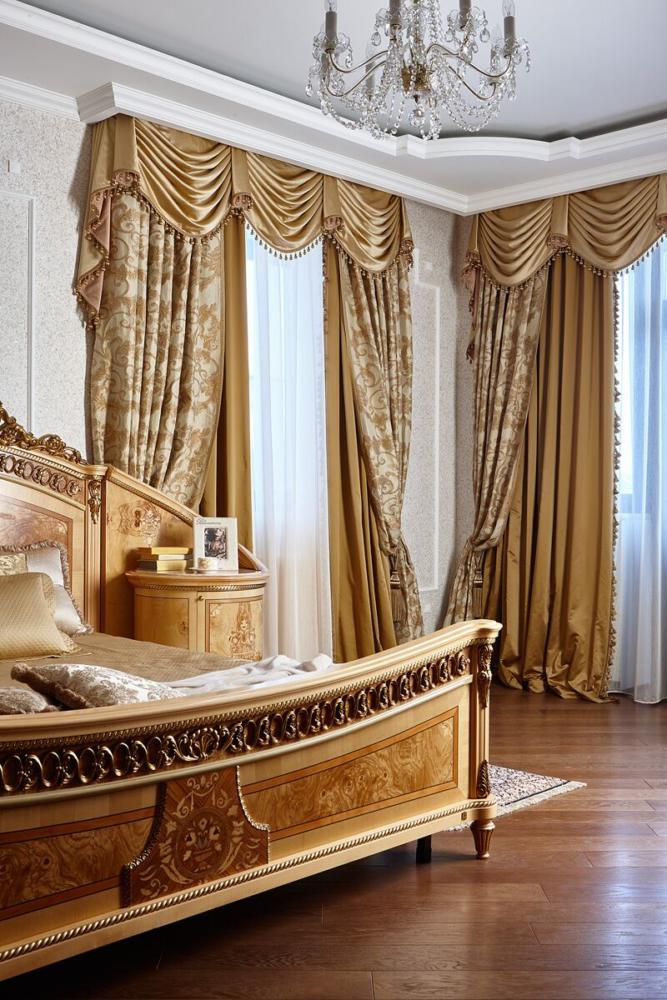Спальня. Тёплые тона в отделке делают комнату уютной, а классическая светлая мебель подчёркивает элегантность интерьера.