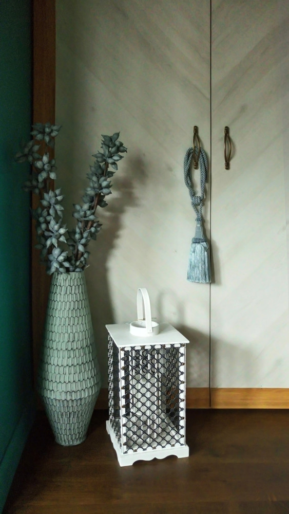 Ваза — Bo Concept, цветы — Liberty Home, подхват — Galleria Arben, подсвечник-фонарь — Bellerve. Магазин «Этажерка», Франция.