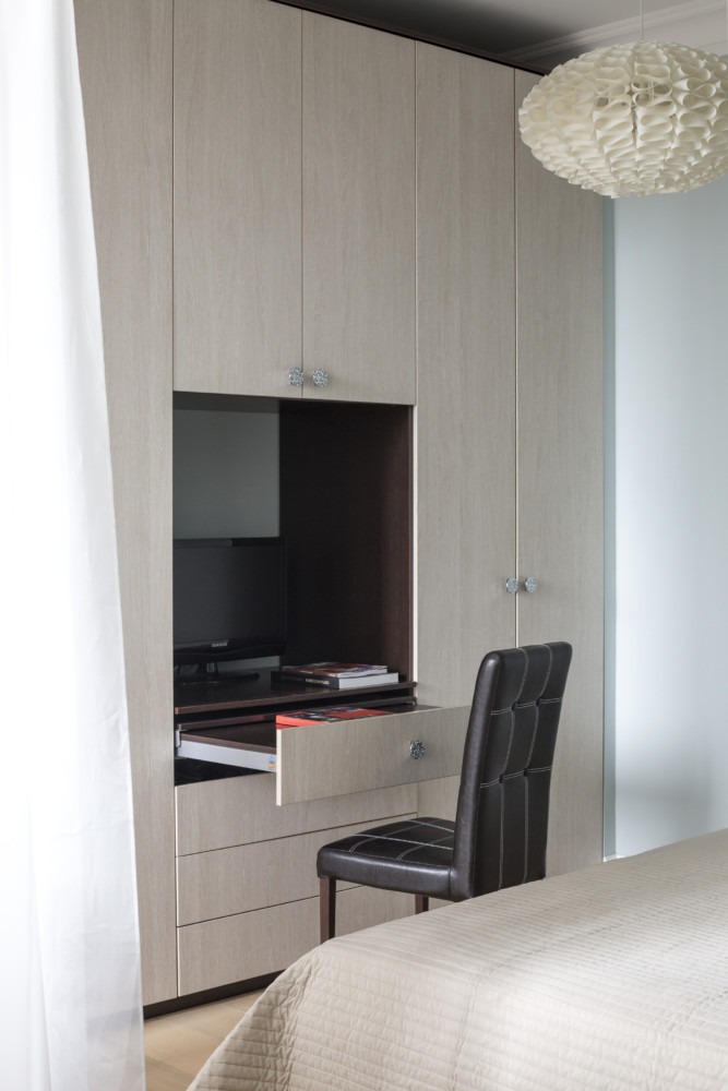 Встроенные шкафы сделаны на заказ по эскизам дизайнера. В небольшой квартире важно использовать каждый сантиметр.