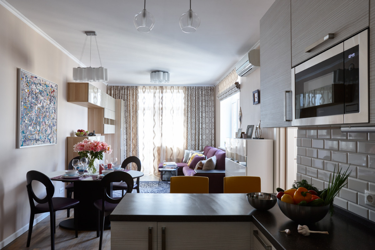 Квартира выполнена в современной стилистике, с цветовыми активными элементами, доступная и продуманная простота.