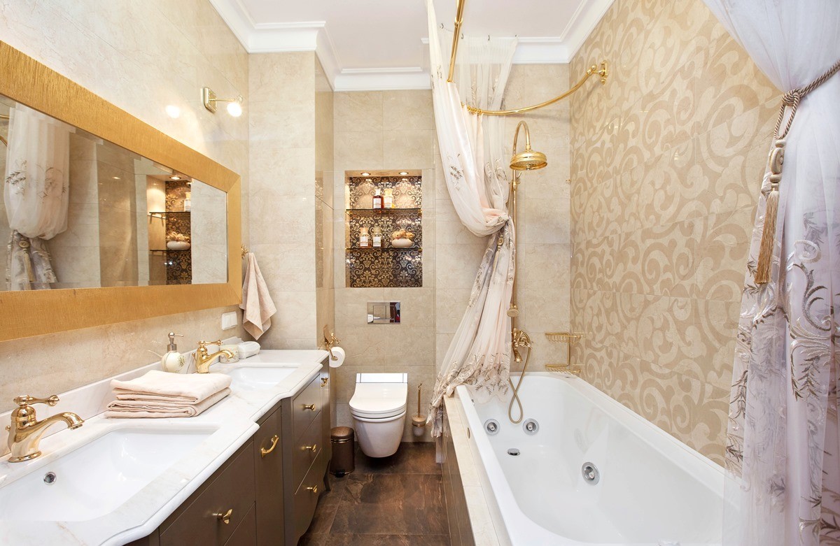 Отделка мрамором в бежевых тонах делает интерьер хозяйской ванной комнаты достойным продолжением классических традиций.