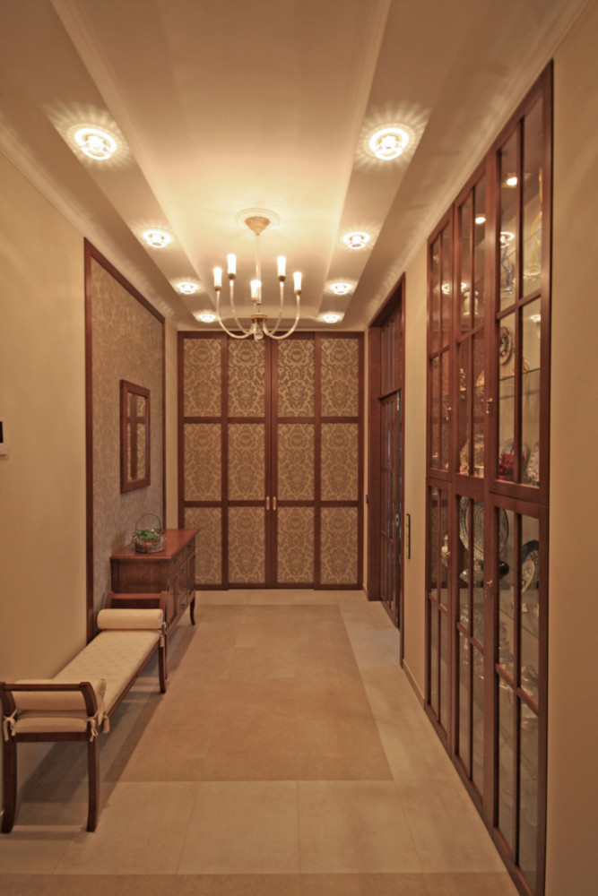 Отделка коридора и холла выполнена с применением деревянных молдингов, обрамляющих панно из дамасских обоев.