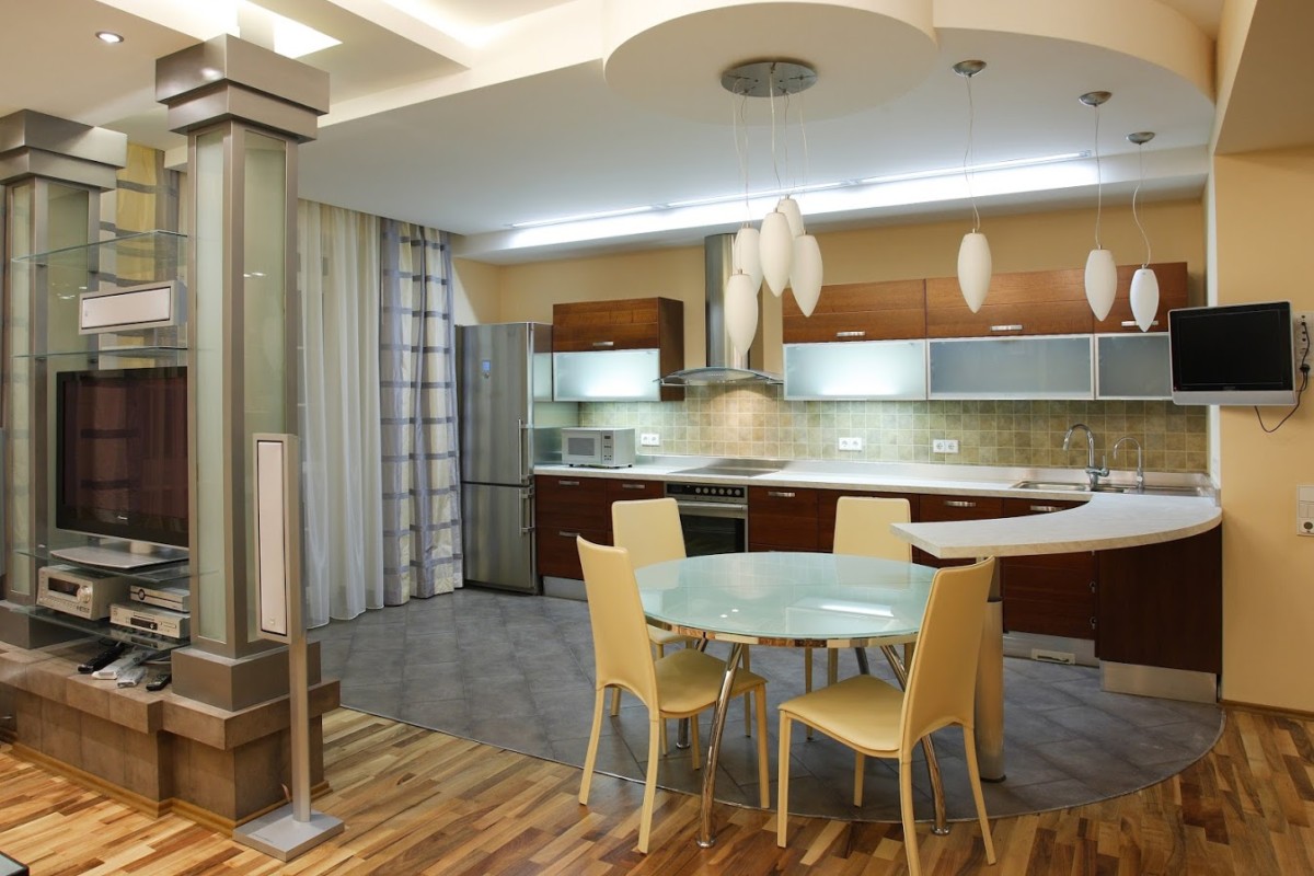 Фасады кухни выполнены из деревянного шпона и стекла с декоративной подсветкой.