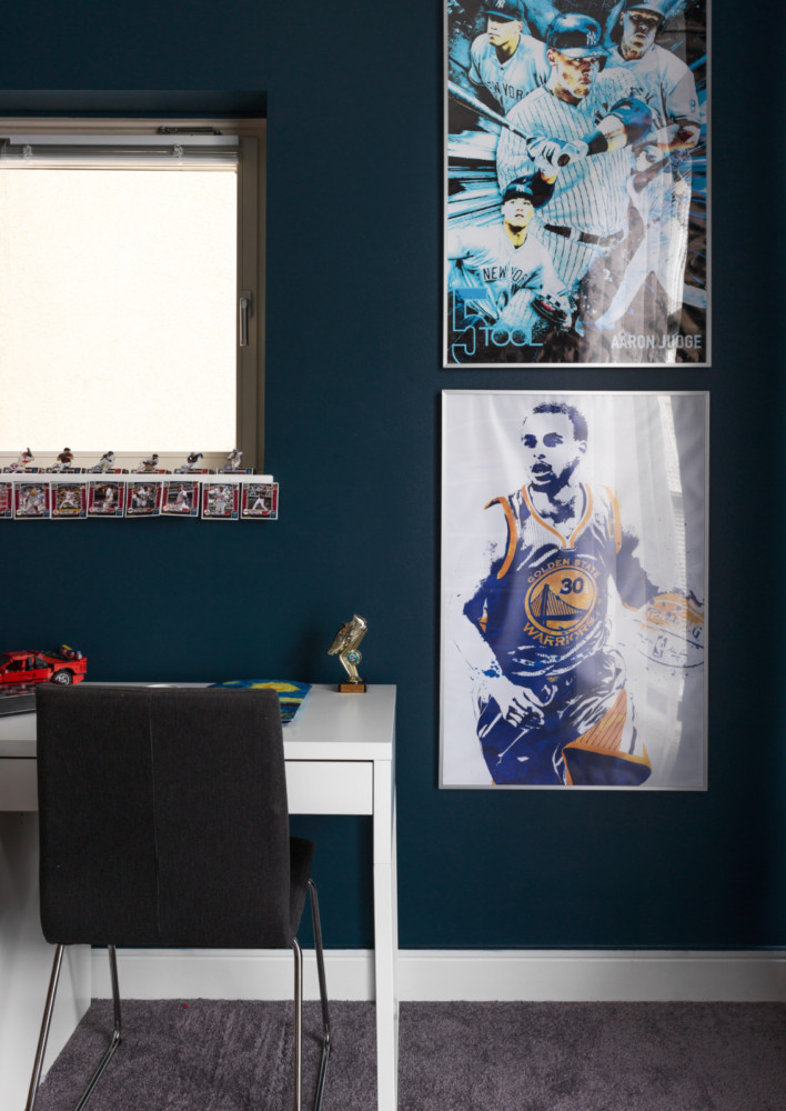 Спальня мальчика. Фотография баскетболиста Стефена Кари (Stephen Curry). Стол, Ikea.
