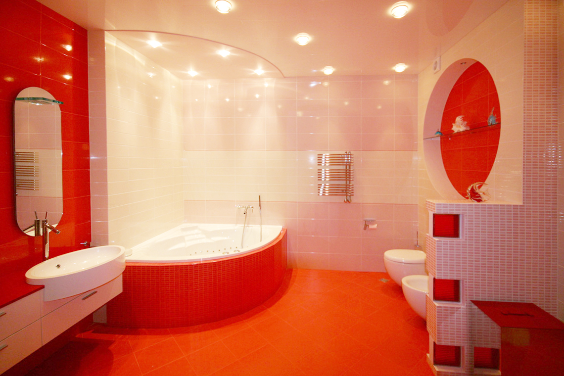 Ванная комната имеет сложную планировку и состоит из раковины, угловой гидромассажной ванны, унитаза, биде, а также душевой кабины и сауны.