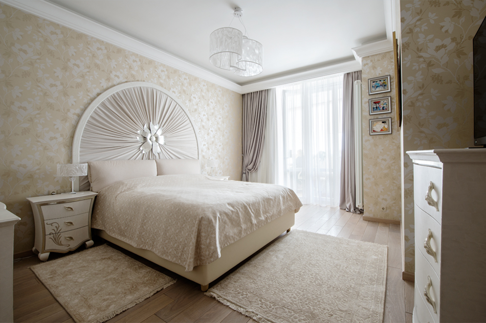 В спальне решено было сделать необычное оформление изголовья кровати в виде шелковой драпировки в арке. На стенах обои с цветочным рисунком и перламутровым эффектом. Мебель Maestri Artigiani завершает общую композицию.