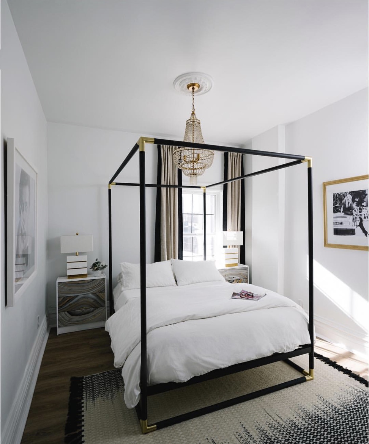 Дизайн интерьера узкой спальни с окном в конце: 20 готовых фото