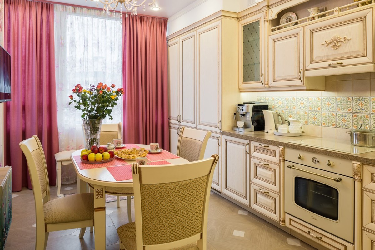 Уютный интерьер кухни в стиле прованс.Кухня выполнена мастерами из г.Санкт-Петербурга.Основной цвет кухни-бежевый.